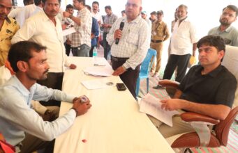 कलेक्टर श्री यादव ने सिनगौंडी़ लोक सुनवाई में सुनीं 58 ग्रामीणों की समस्यायें