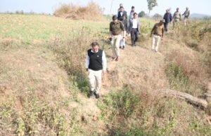 उबड़-खाबड़ रास्तों व मेढ़ों पर चले कलेक्टर और एसपी झिर्री के जलग्रहण तालाब का किया निरीक्षण स्कूल में भी पहुंचे अधिकारी