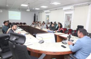 तय समय-सीमा में गुणवत्तापूर्ण हों निर्माण कार्य- कलेक्टर कलेक्टर श्री तिवारी ने निर्माण व विकास कार्यों की समीक्षा बैठक में अधिकारियों को दिये निर्देश