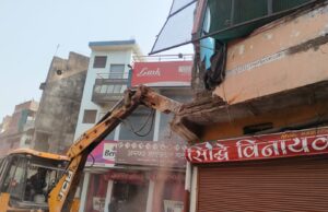 सुगम आवागमन की सुविधा के मद्देजनर जगन्नाथ चौक से घंटाघर मार्ग चैड़ीकरण की दिशा में शुक्रवार को तीन संरचनाओं पर की गई कार्रवाई मार्ग की चिन्हित संरचनाओं को हटाने शनिवार को भी चलेगा अभियान