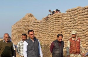 कलेक्टर श्री तिवारी ने किया ओपन कैप रीठी और मोहास उपार्जन केंद्रों का औचक निरीक्षण गुणवत्ता और तौल में लापरवाही पर जताई नाराजगी