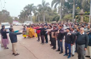 राष्ट्रीय मतदाता दिवस पर अधिकारियों एवं कर्मचारियों को दिलाई शपथ संयुक्त कलेक्टर ने मुख्य निर्वाचन पदाधिकारी के संदेश का किया वाचन