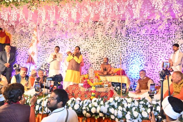 दादा गुरु के प्रकटोत्सव कार्यक्रम में शामिल हुए मुख्यमंत्री (2)