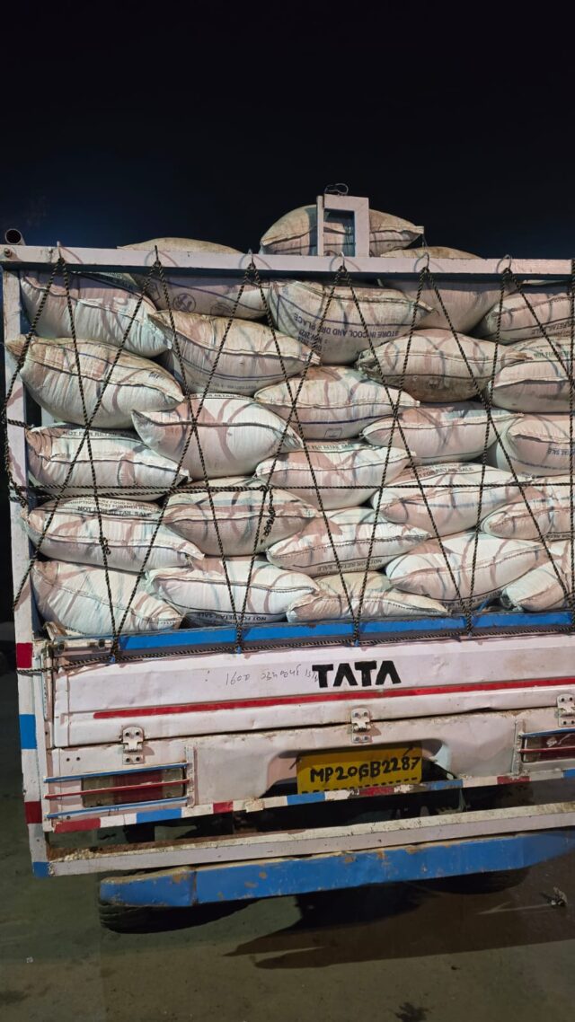 धान का अवैध परिवहन करते जप्त की गई ट्रेक्टर और ट्रालियां, दो पिकअप वाहन भी जब्त (3)