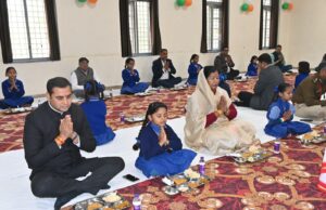 मुख्य अतिथि ने किया स्कूली बच्चों के साथ दोपहर भोज