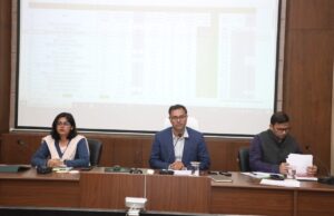 सीएम हेल्पलाइन शिकायतों का संतुष्टिपूर्ण निराकरण सुनिश्चित हो- कलेक्टर श्री तिवारी कलेक्टर ने शिकायतें अटेंड नहीं करने वाले 5 शासकीय कर्मियों का वेतन काटा समय-सीमा बैठक में कलेक्टर श्री तिवारी ने अधिकारियों को दिये निर्देश