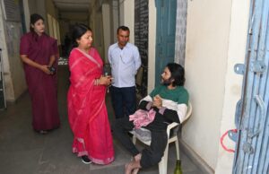 जनसुनवाई में दिव्यांग दीपक तक स्वयं पहुंचीं महापौर, संवेदनशीलता के साथ सुनी पीड़ा पात्रता अनुसार शासकीय योजनाओं से लाभान्वित करने के दिए निर्देश