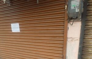 नगर निगम स्वामित्व की दुकानों का किराया बाकी होने पर सख्त कार्यवाही बस स्टैंड की चार दुकानों में लगा ताला