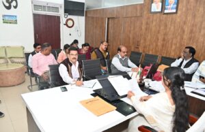 विकास कार्यों में रफ्तार लाने का मिशन — महापौर श्रीमती सूरी ने ली लोक निर्माण विभाग की समीक्षा लंबित विकास कार्यों पर महापौर की सख्ती — गुणवत्ता और समय सीमा पर विशेष जोर