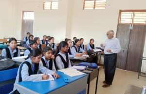 विद्यार्थियों को छत पर बागवानी एवं वर्टिकल गार्डनिंग का तकनीकी प्रशिक्षण दिया गया।