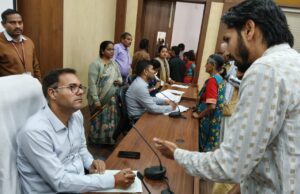 कलेक्टर श्री तिवारी ने जनसुनवाई में सुनीं 138 आवेदकों की समस्याएं समस्याओं के निरकारण के लिए अधिकारियों को दिए निर्देश