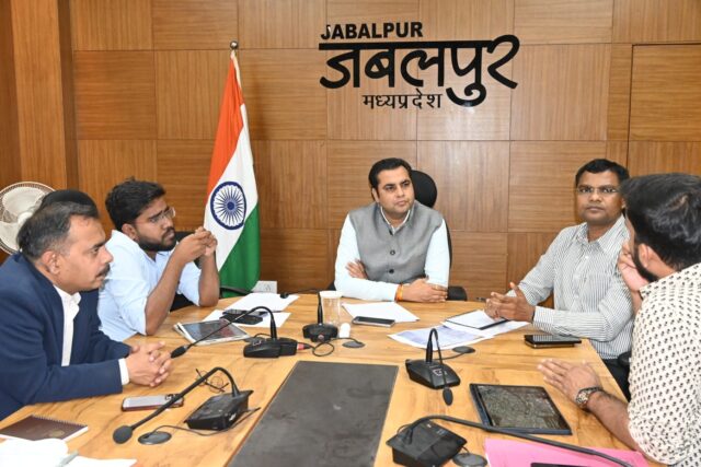 कलेक्टर श्री सिंह ने नगर निगम क्षेत्र के विभिन्_न विषयों पर बैठक कर दिये आवश्_यक निर्देश