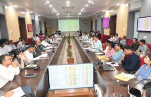 संकल्प से समाधान अभियान के तहत नागरिकों से प्राप्त आवेदनों का त्वरित निराकरण करें. समय सीमा प्रकरणों की समीक्षा बैठक में कलेक्टर ने दिये निर्देश.