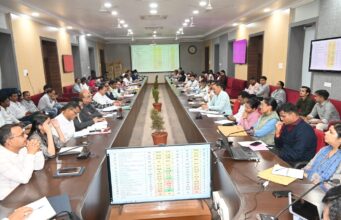 संकल्प से समाधान अभियान के तहत नागरिकों से प्राप्त आवेदनों का त्वरित निराकरण करें. समय सीमा प्रकरणों की समीक्षा बैठक में कलेक्टर ने दिये निर्देश.