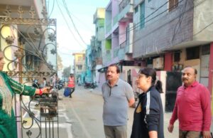 सुबह-सुबह जनता के द्वार पहुंची निगमायुक्त, गीला सूखा कचरा अलग-अलग डस्टबिन में रखने नागरिकों को किया प्रेरित नेहरू वार्ड के व्यावसायिक एवं रहवासी क्षेत्रों की सफाई व्यवस्था का निगमायुक्त ने किया औचक निरीक्षण