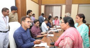 जनसुनवाई में कलेक्टर श्री तिवारी ने सुनीं 153 आवेदकों की समस्याएं