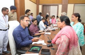 जनसुनवाई में कलेक्टर श्री तिवारी ने सुनीं 153 आवेदकों की समस्याएं