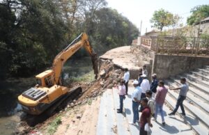 अवैध अतिक्रमण के विरूद्ध हुई जिला प्रशासन की बड़ी कार्रवाई कलेक्टर श्री तिवारी के निर्देश पर शासकीय भूमि हुई अतिक्रमण मुक्त भू-माफिया के रसूख पर चली जेसीबी और पोकलेन मशीन, अतिक्रमण हुआ जमींदोज
