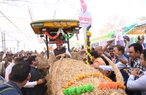 जब मुख्यमंत्री खुद बैठे रवि के ट्रैक्टर पर, तो खिल उठा युवा किसान का चेहरा