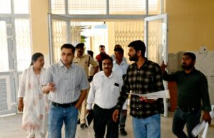 कलेक्टर श्री सिंह ने किया रांझी अस्पताल का निरीक्षण