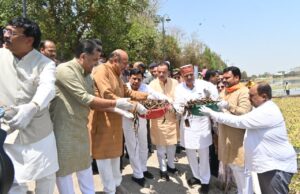 जल गंगा संवर्धन अभियान:- उप मुख्यमंत्री ने स्थानीय जनप्रतिनिधियों और अधिकारियों-कर्मचारियों के साथ रानीताल में किया श्रमदान जल संरक्षण के लिए उपमुख्यमंत्री श्री देवड़ा ने कदम बढ़ाने आम जनमानस से भी की अपील