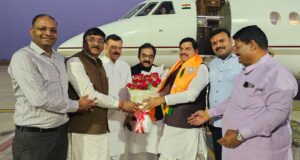मुख्यमंत्री डॉ यादव का डुमना विमानतल पर आत्मीय स्वागत