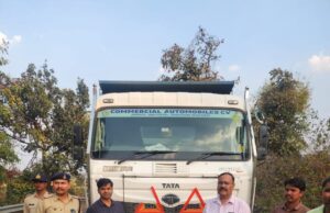 रेत का अवैध उत्खनन रोकने कार्यवाही :- घुघरी में रेत से भरा डंपर जप्त, कटंगी के पौड़ीकला में निकाली जा रही रेत को हिरन नदी में डुबोया.