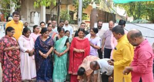 विकास की ओर बढ़ता कदम: राजीव गांधी वार्ड में विकास कार्यों का शुभारंभ, सी.सी. नाली निर्माण हेतु भूमि पूजन सम्पन्न जनप्रतिनिधियों की गरिमामयी उपस्थिति में हुआ आयोजन, दुर्गा मंदिर में लिया आशीर्वाद महापौर श्रीमती सूरी ने किया वार्ड का दौरा, नागरिकों से किया सीधा संवाद