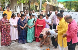 विकास की ओर बढ़ता कदम: राजीव गांधी वार्ड में विकास कार्यों का शुभारंभ, सी.सी. नाली निर्माण हेतु भूमि पूजन सम्पन्न जनप्रतिनिधियों की गरिमामयी उपस्थिति में हुआ आयोजन, दुर्गा मंदिर में लिया आशीर्वाद महापौर श्रीमती सूरी ने किया वार्ड का दौरा, नागरिकों से किया सीधा संवाद