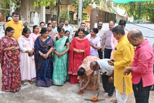 विकास की ओर बढ़ता कदम: राजीव गांधी वार्ड में विकास कार्यों का शुभारंभ, सी.सी. नाली निर्माण हेतु भूमि पूजन सम्पन्न जनप्रतिनिधियों की गरिमामयी उपस्थिति में हुआ आयोजन, दुर्गा मंदिर में लिया आशीर्वाद महापौर श्रीमती सूरी ने किया वार्ड का दौरा, नागरिकों से किया सीधा संवाद