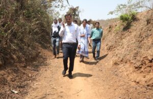 कलेक्टर श्री तिवारी ने ढीमरखेड़ा क्षेत्र के आधा दर्जन से अधिक गांवों का किया औचक निरीक्षण कलेक्टर ने चिलचिलाती धूप में 3 किलोमीटर उबड़-खाबड़ रास्ते में चलकर किया अमृत सरोवर का निरीक्षण