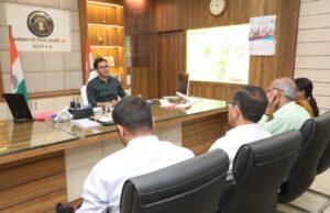 चना व मसूर के खरीदी केन्द्रों में किसानों को न हो परेशानी- कलेक्टर श्री तिवारी जिला उपार्जन समिति की बैठक में कलेक्टर श्री तिवारी के निर्देश चना उपार्जन हेतु 4624 और मसूर के उपार्जन हेतु 1619 कृषकों ने कराया पंजीयन