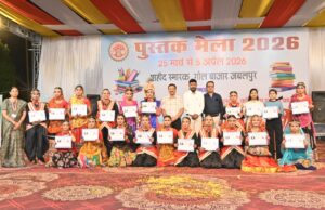 सातवें दिन भी बच्चों और अभिभावकों ने उठाया पाठ्य पुस्तकों और कापियों पर 20 से 50 प्रतिशत तक मिल रही छूट का लाभ.