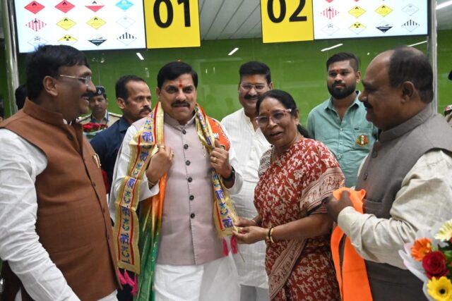 मुख्यमंत्री डॉ यादव का डुमना एयरपोर्ट पर हुआ आत्मीय स्वागत (1)