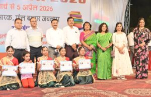 विद्यार्थियों और अभिभावकों ने की रियायती दर पर पाठ्य पुस्तकों की खरीदारी.